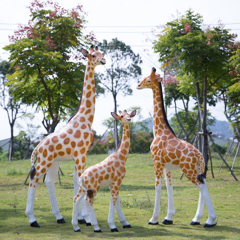 花园户外玻璃钢长颈鹿摆件大型雕塑仿真动物幼儿园装饰工艺品园林