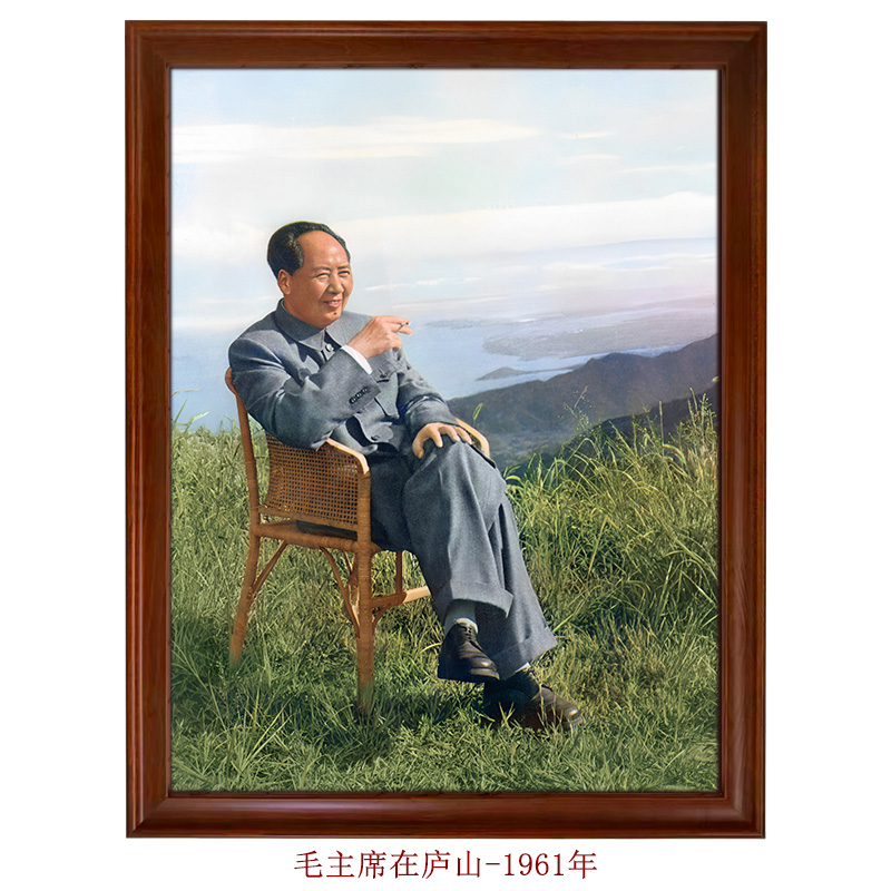 毛主席在庐山-1961年休闲自然景色坐像 带框单张竖版山水伟人照片