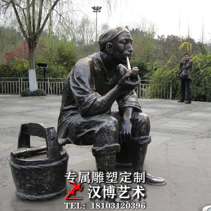民俗文化人物城市商业街景观抽烟雕像户外仿铜玻璃钢老汉抽烟雕塑