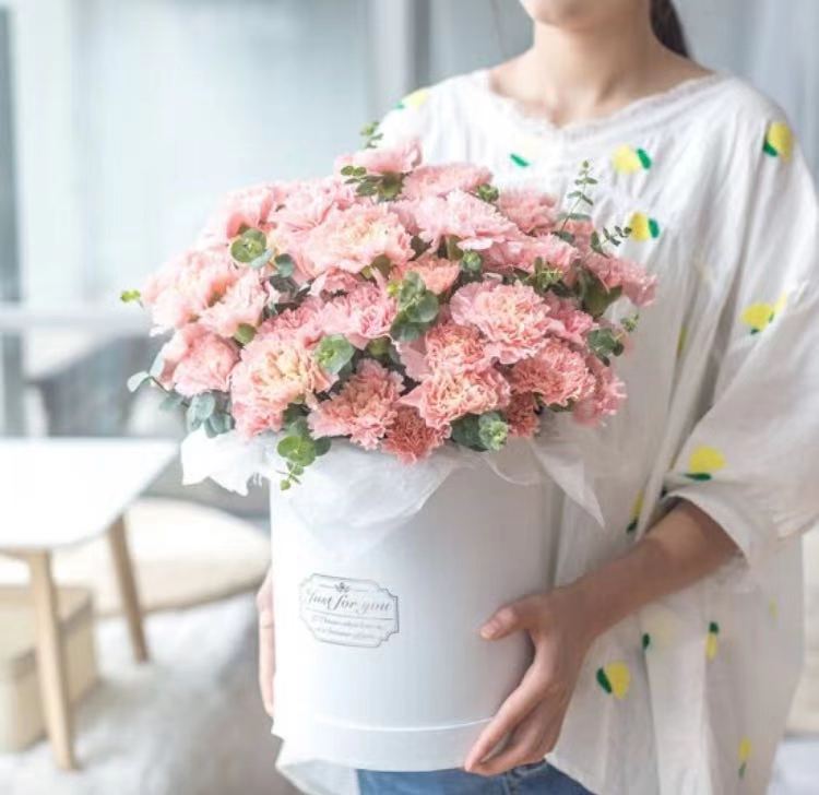 鲜花33朵粉色康乃馨尤加利叶搭配花束抱抱桶妈妈生日3.8全国同城