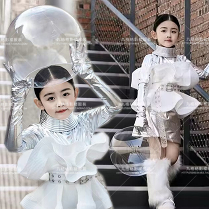 银色潮童舞台走秀儿童演出费模特T台潮服未来科技感元宇宙服装女