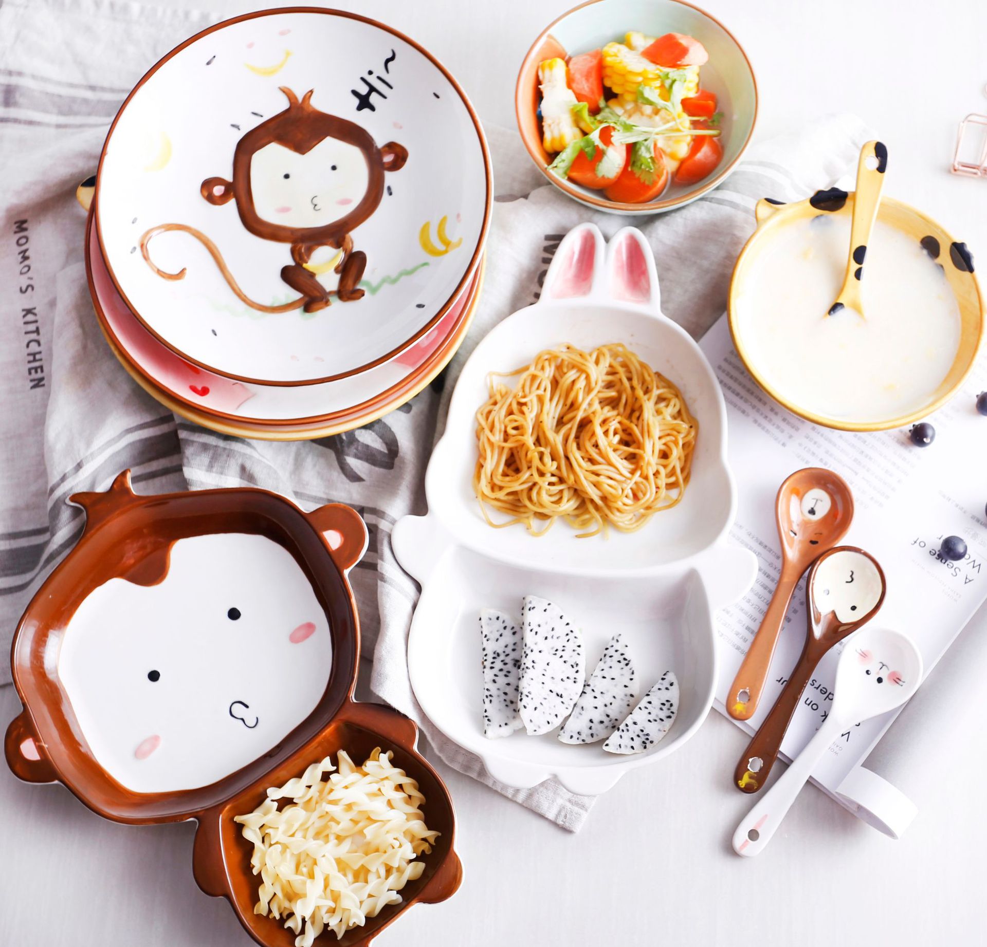 爱美惠 新款卡通动物图案手绘陶瓷餐具家用碗分隔盘多彩儿童瓷