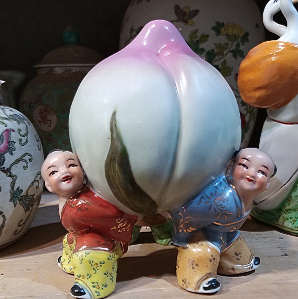 景德镇陶瓷器摆件瓷娃娃雕塑三童子献仙桃祝寿礼物寿桃工艺品17CM
