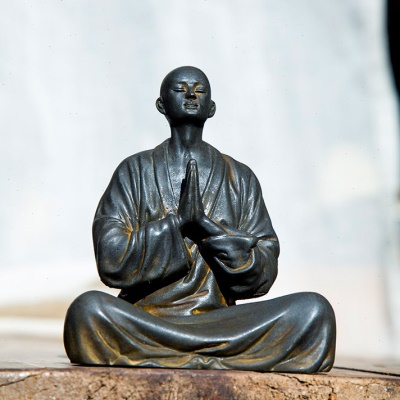禅意中式双手合十僧侣小和尚阿弥陀佛桌面摆件纯手工仿铸铁工艺品