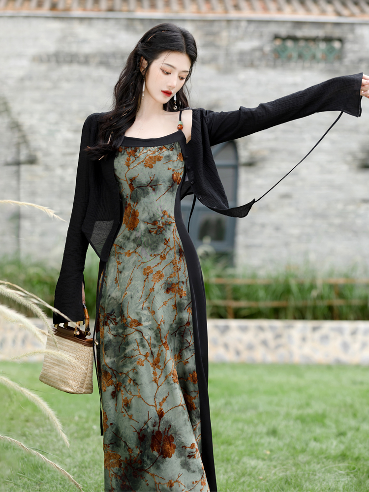 春夏2024新中式女装设计感小众气质吊带连衣裙今年流行的漂亮长裙