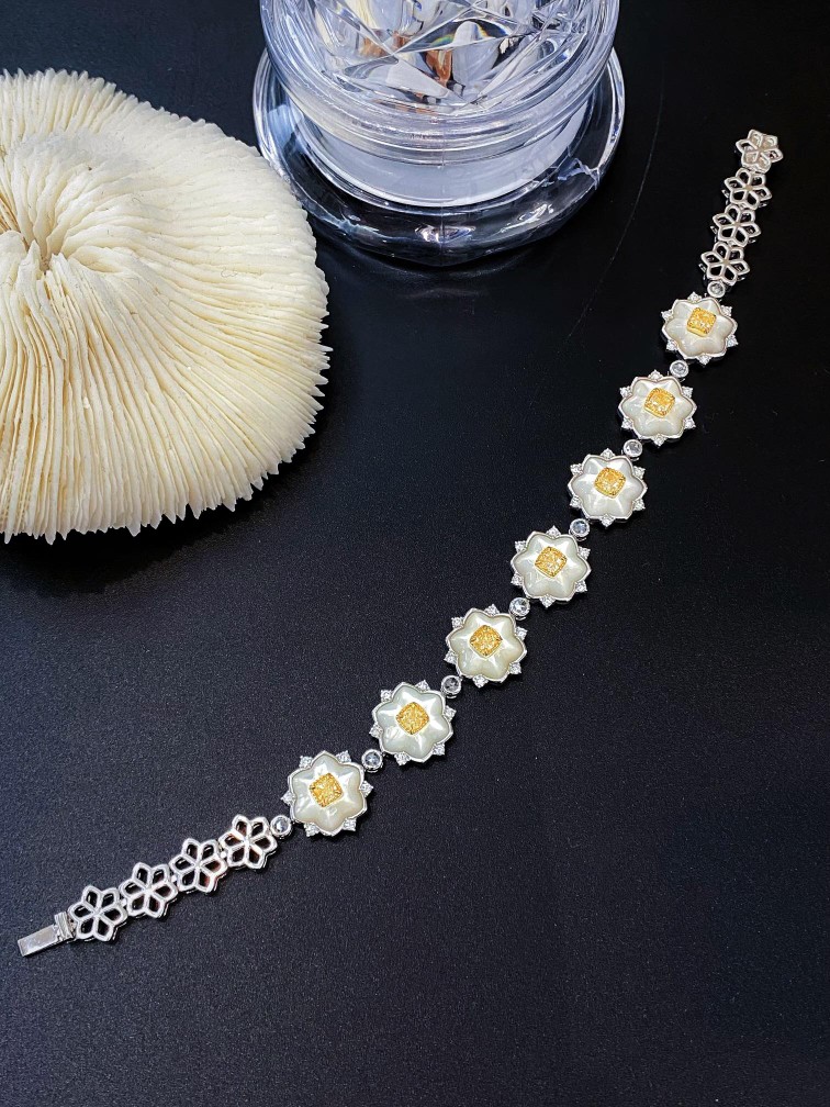 佛罗伦萨之恋 花朵白母贝设计天然黄钻钻石手链 18k金结婚订婚