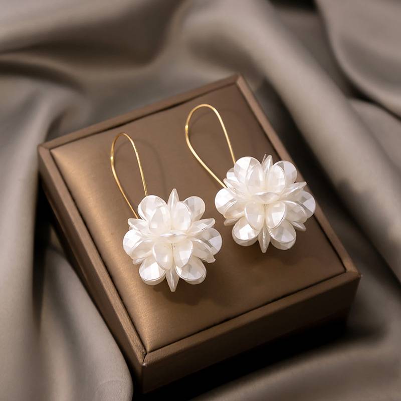 夸张设计长款花球耳环 高级白色花瓣几何耳扣轻奢风耳饰
