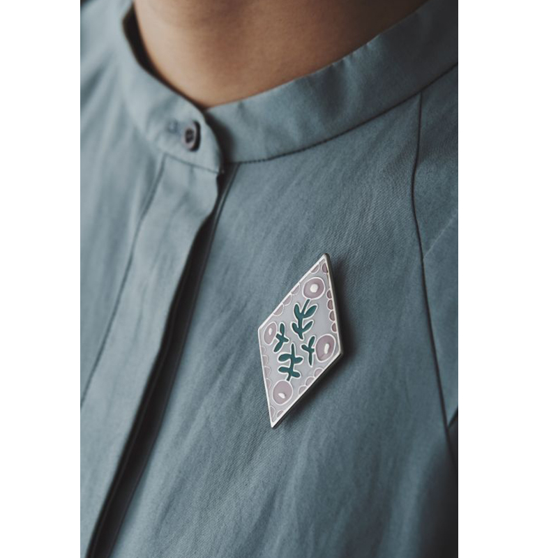 日本设计师皆川明作品菱形花卉珐琅胸针领针徽章服装配饰