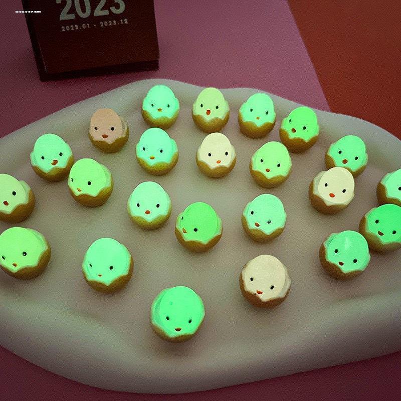 夜光发光蛋壳小鸡摆件荧光破壳树脂小鸡蛋仔桌面玩具小物件装饰品