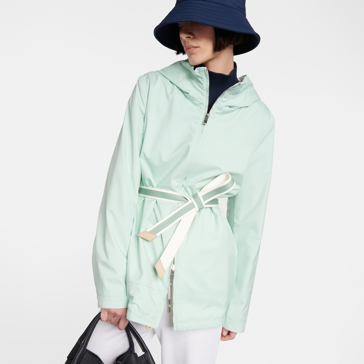 轻盈温柔爽利的色调给眼睛洗个澡 绿白双面穿连帽户外风雨衣外套