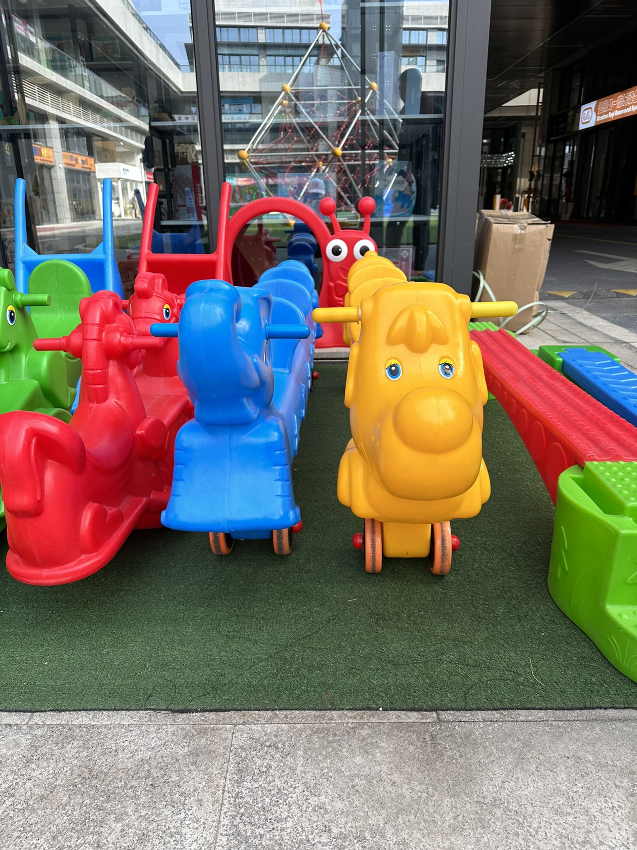 幼儿园多人车塑料彩色玩具车儿童多位游戏人力驱动直线滑轮