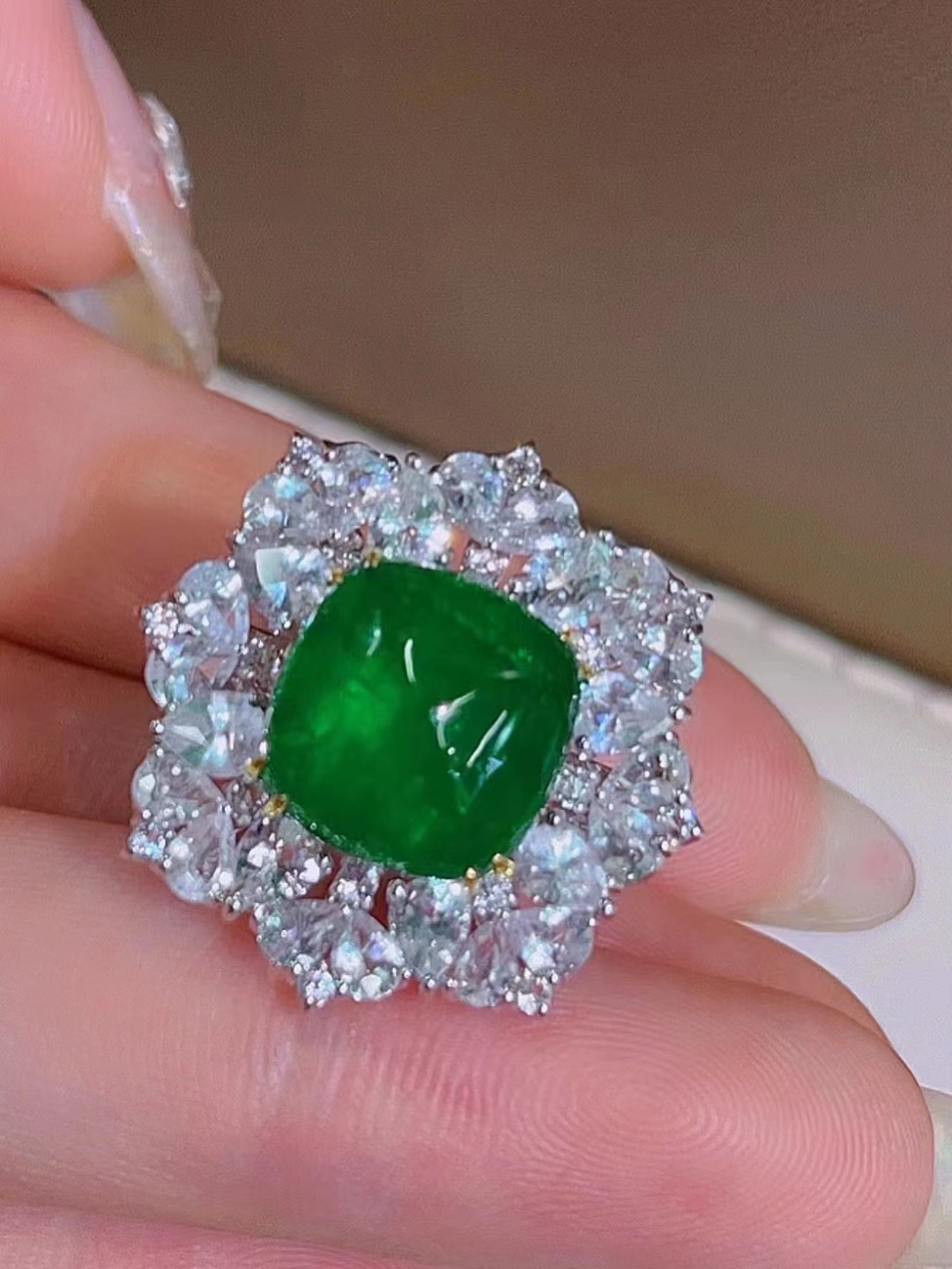 18K金钻石镶嵌 6克拉绝美Muzo荧光体糖塔祖母绿戒指 国际证书
