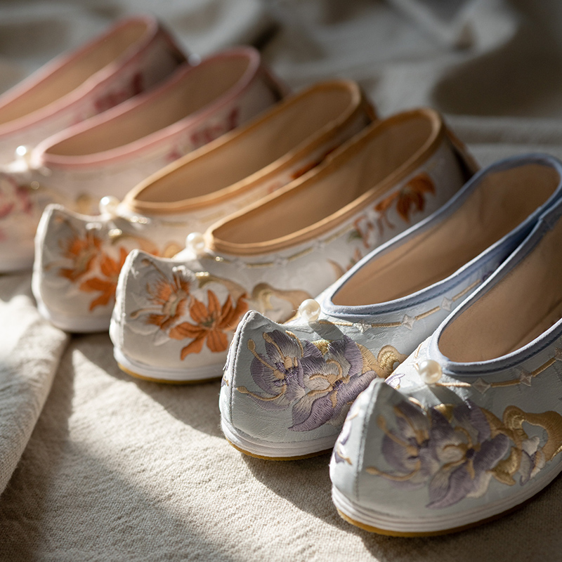 十三余小豆蔻儿[花照]三色传统纹样刺绣坡跟平底弓鞋女鞋汉服搭配