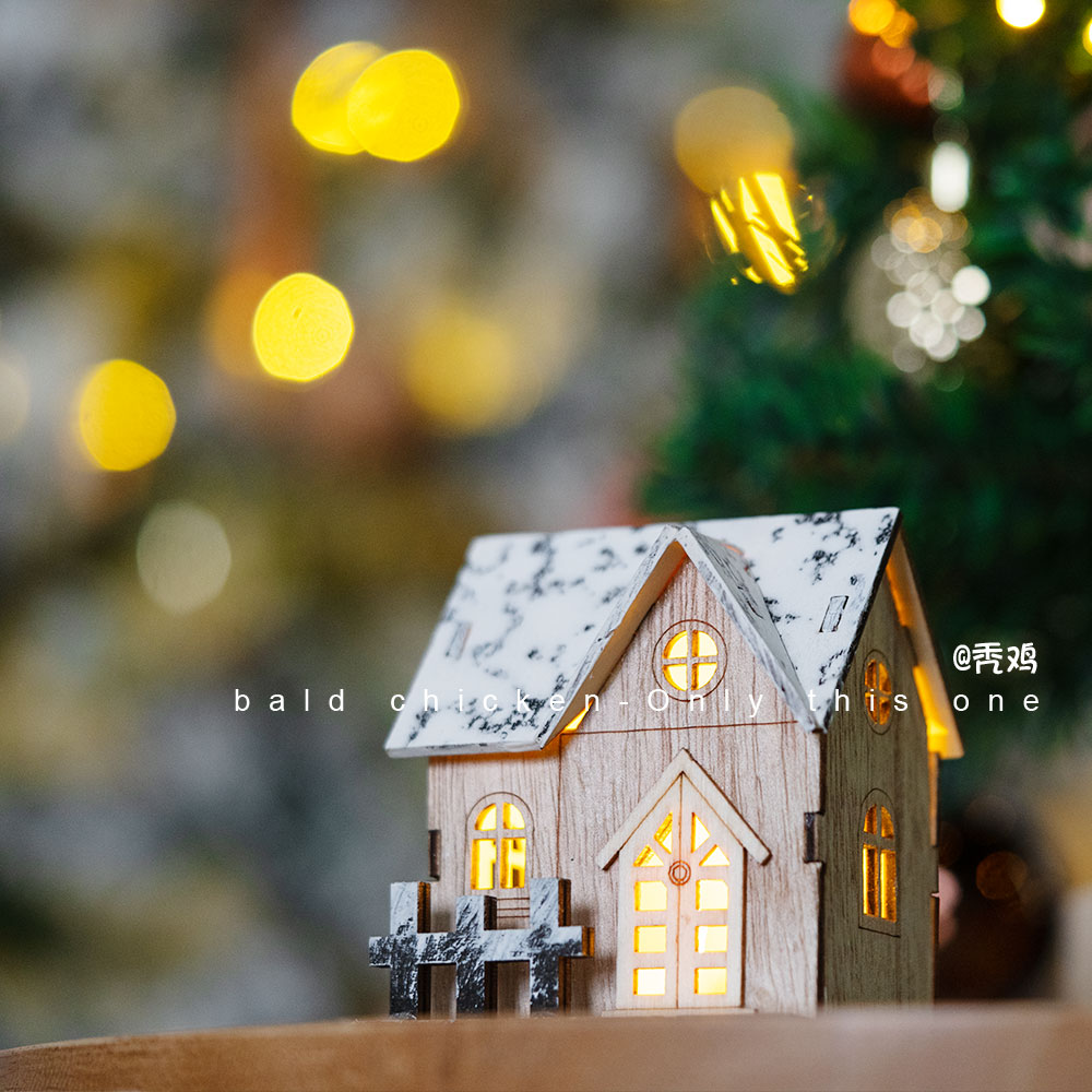 “雪中发光的小木屋”圣诞节木质房子迷你模型小夜灯送礼好物