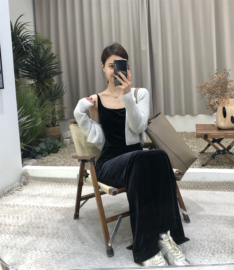 2024春季韩版黑色金丝绒吊带连衣裙女高级感显瘦高级感气质长裙