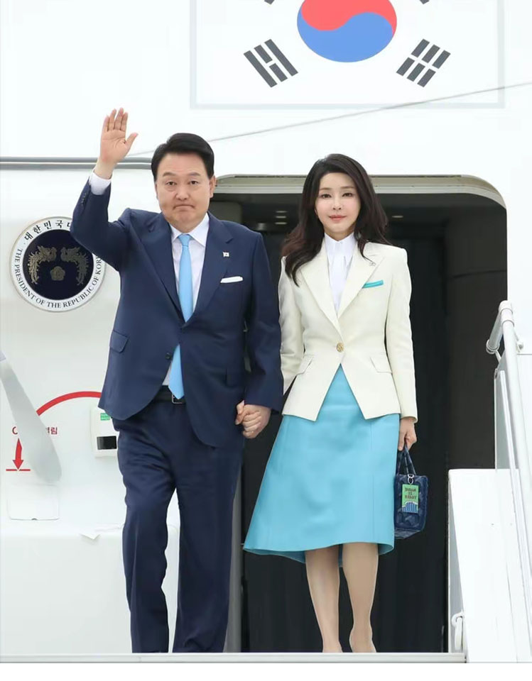 金建希韩国总统夫人白色西装蓝色裙子2024春装女修身端庄正式套装