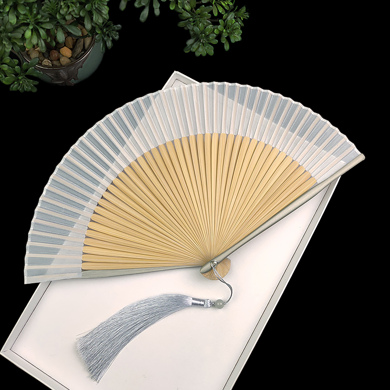 纯色真丝扇子折扇中国风灰色烤漆边竹扇和风夏季日用素面折叠扇子