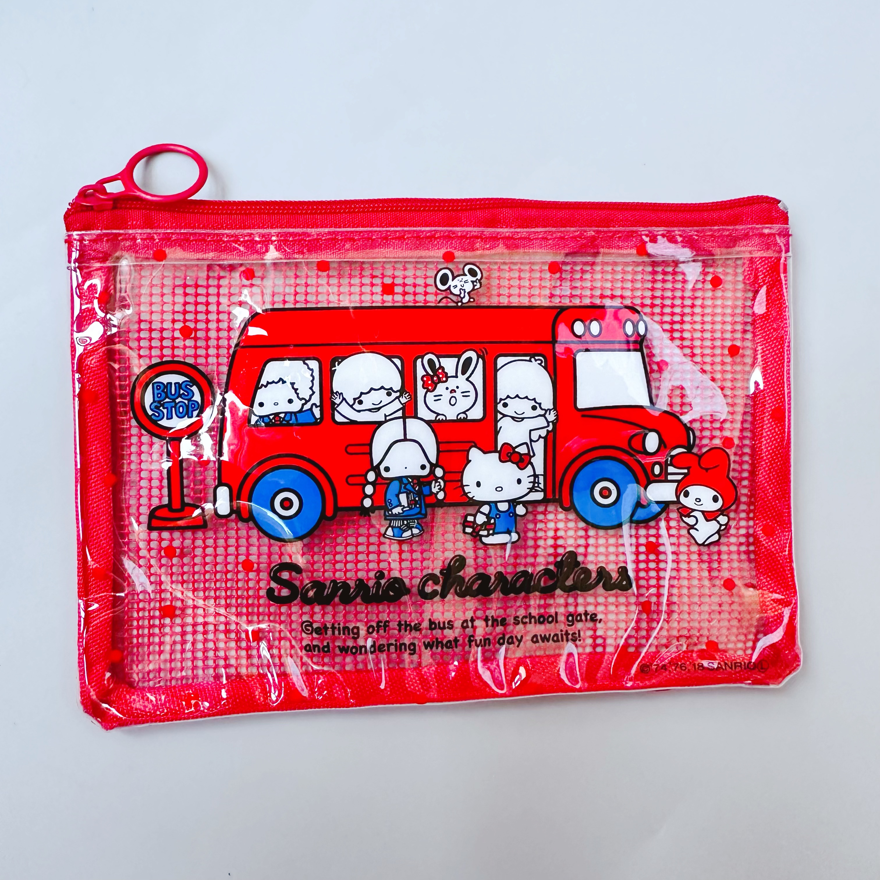 满38元包邮卡通网格PVC透明拉链笔袋翻包博主同款红色巴士kitty