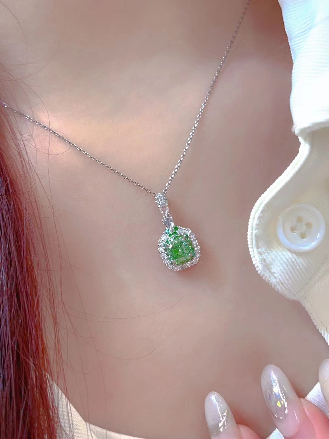 18K金钻石镶嵌 绿钻项链 主石0.65克拉 晶体干净 颜色鲜艳