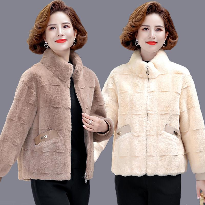 妈妈冬装丹麦绒皮毛一体外套短款中老年女装黄金貂绒大衣2021新款