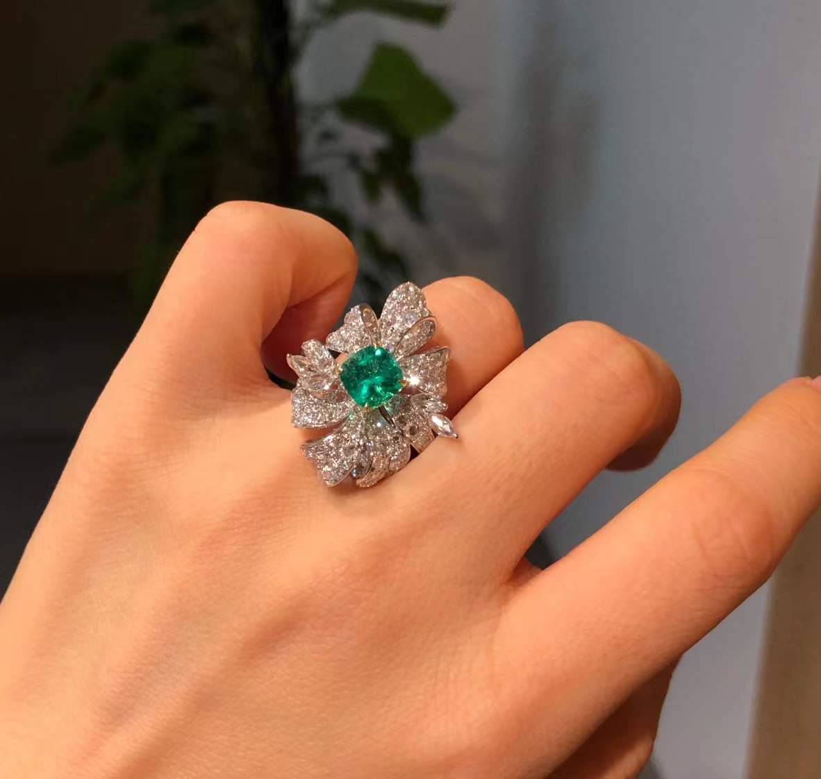 『玥翠』可遇不可求 设计款1.4克拉哥伦比亚玻璃体无油祖母绿戒指