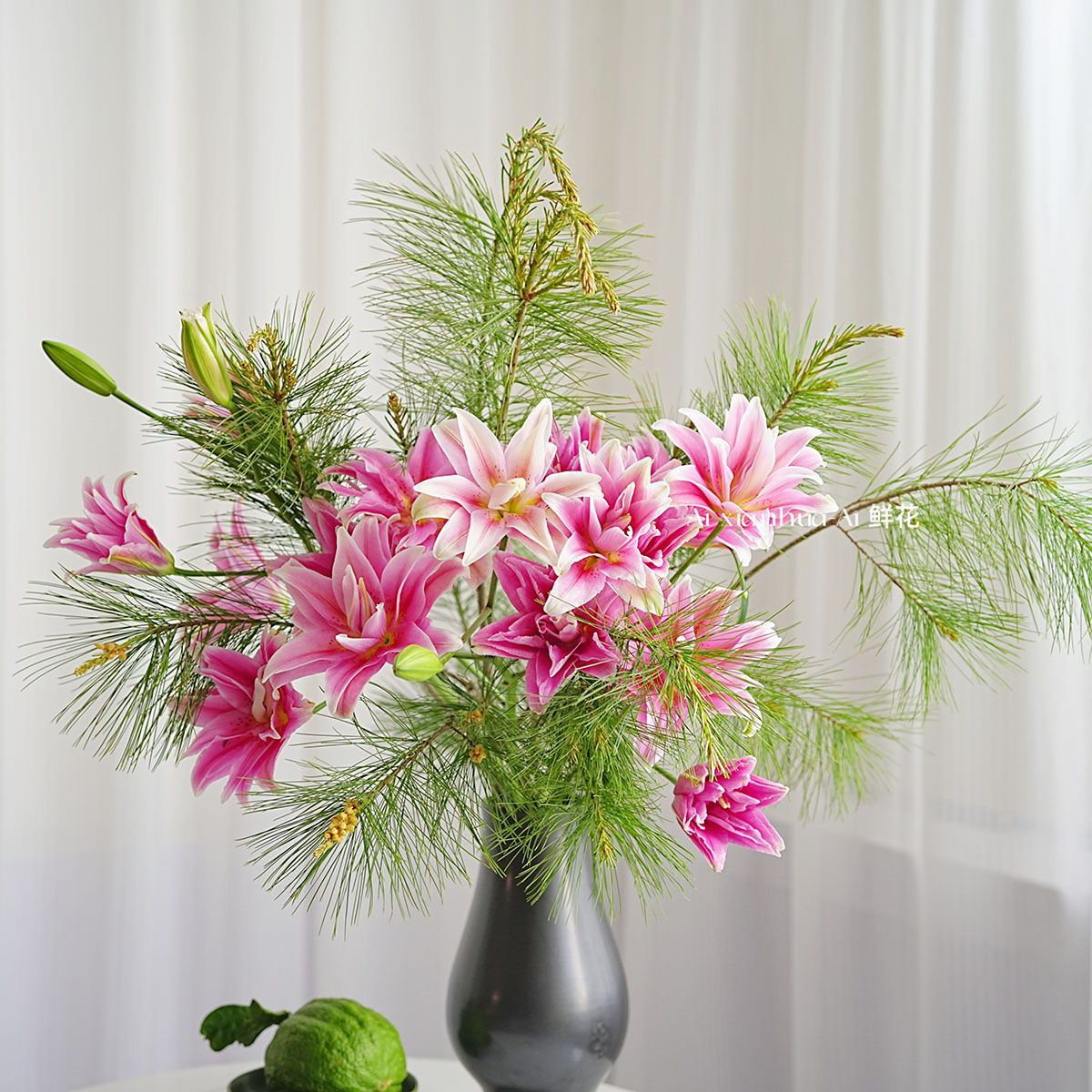 小众娜塔莉亚深粉色重瓣百合鲜花组合插花混搭花束五针松节日送花