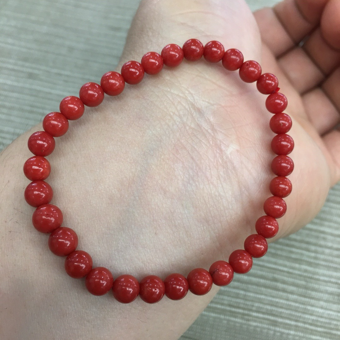 七宝珊瑚：精品圆珠手串 颜色深红   尺寸5.3～6.2mm 重7.79克