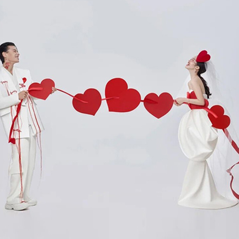 简约白色礼服搭配拍照爱心一箭穿心红色心形挂件拉绳创意情侣道具