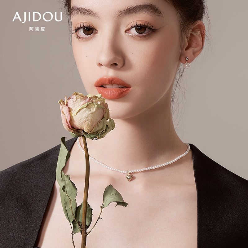 AJIDOU阿吉豆字母爱心优雅唯美时尚气质人造珍珠项链颈链