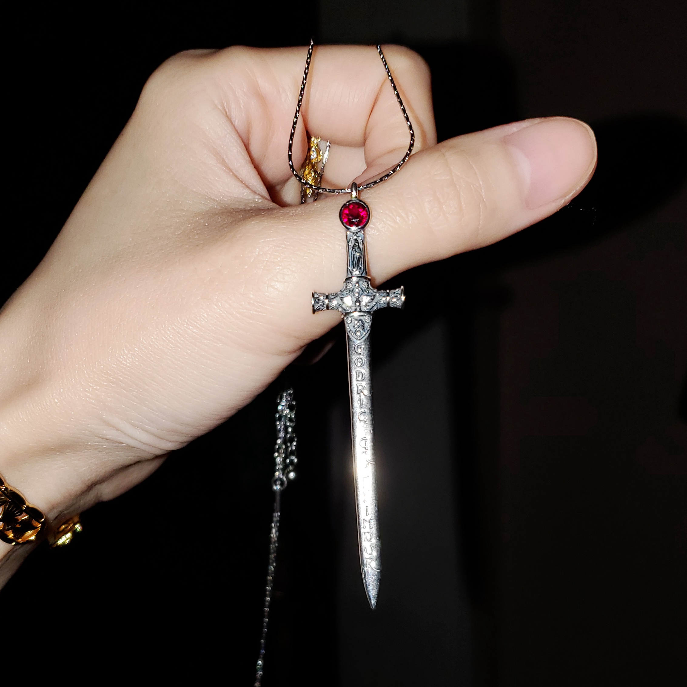 格兰芬多宝剑Gryffindor's sword哈利波特人造红宝石白铜吊坠项链