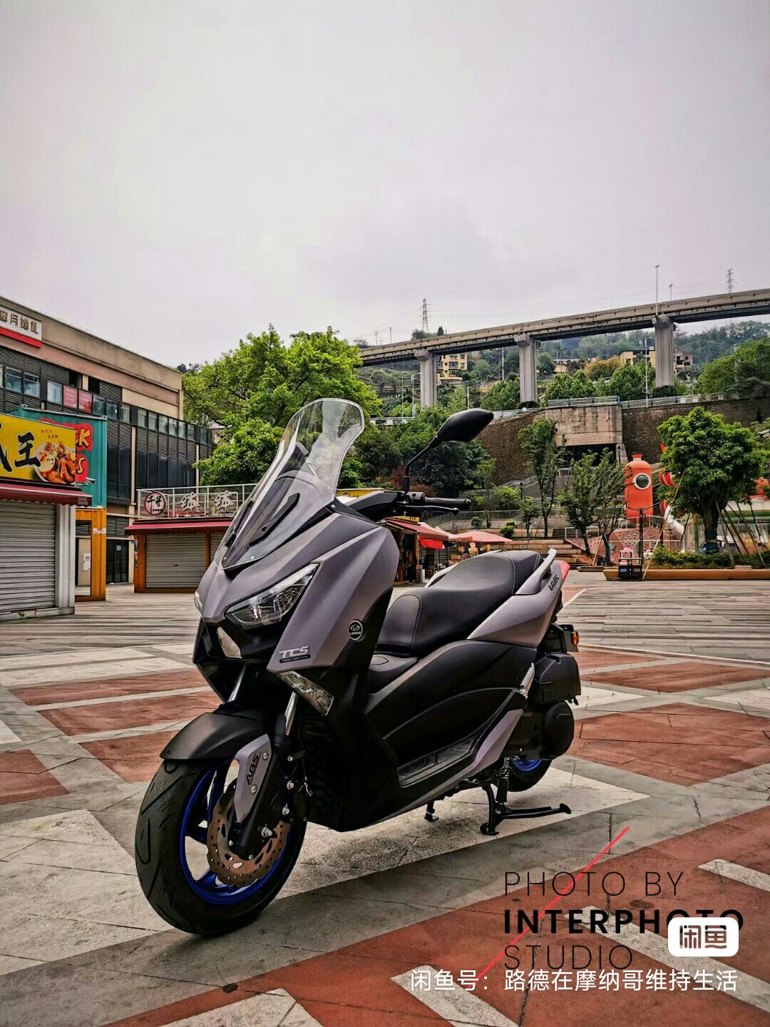 雅马哈150摩托车
