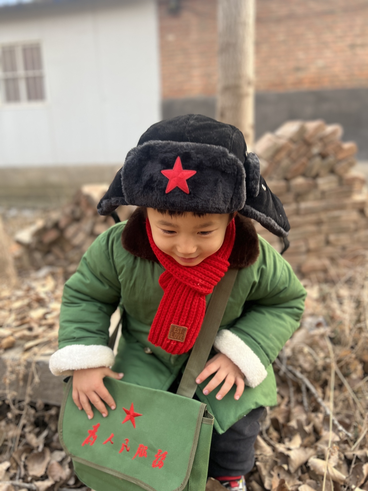 儿童军大衣加棉加厚保暖中长款军训水壶儿童解放军书包网红绿大衣