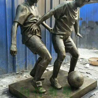 新款踢足球的青少年仿铜雕塑 小女孩比赛雕像 公园校园绿地小品摆