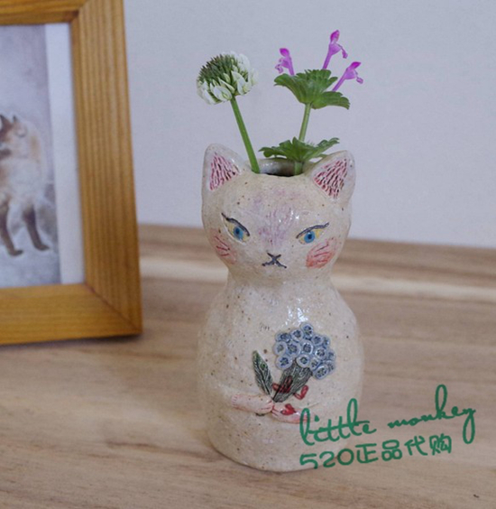 日本代购 怀抱花束的小猫咪 职人手工 陶制公仔摆件小花插花瓶