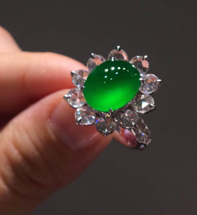 收藏品老坑玻璃种起荧光胶感满色艳阳帝王绿翡翠蛋面18K豪华戒指