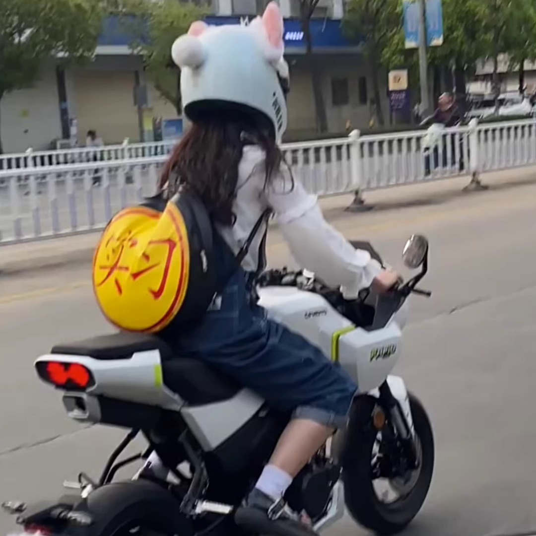 2024新款网红适用摩托车电动车实习标志双肩背包装饰骑士包机车女