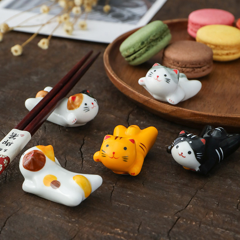 新品飞天猫咪筷子架卡通日式陶瓷招财猫咪筷子托放勺子毛笔的架子