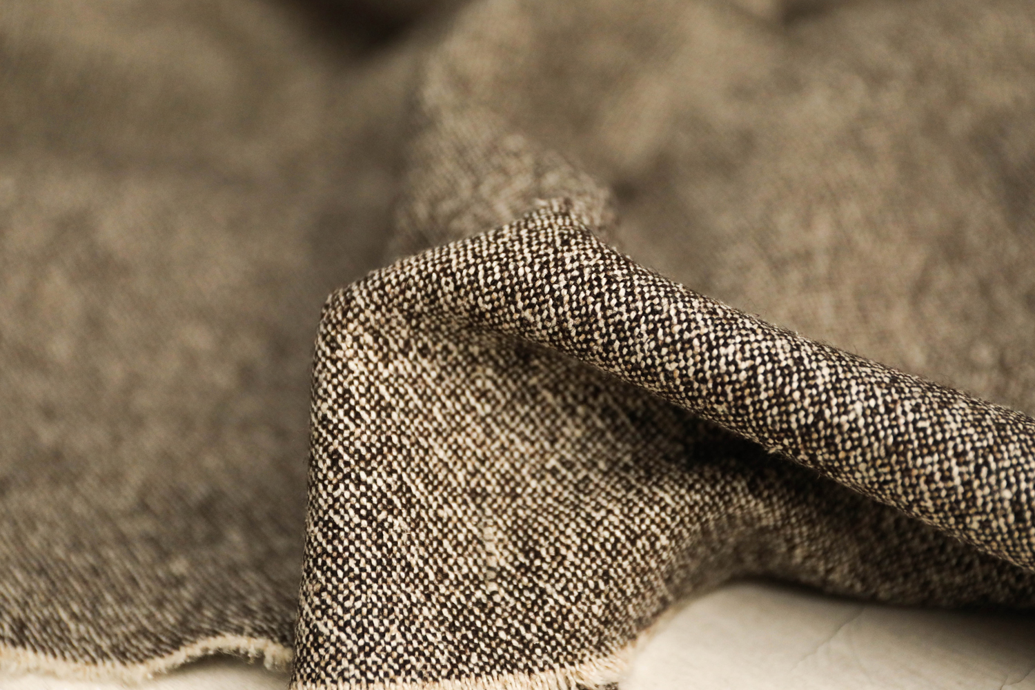 意大利进口薄款米白棕褐色编织带点钢花精纺粗织真丝羊毛面料布料