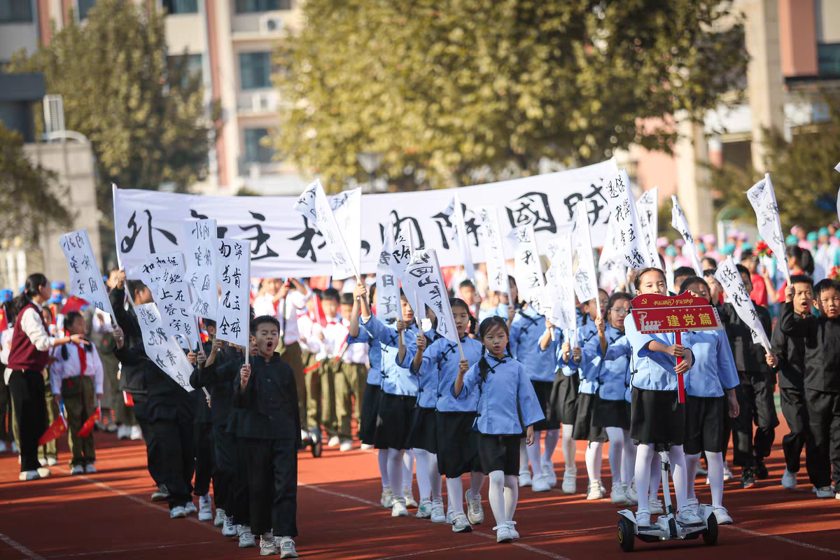 大学校社团活动五四运动青年节舞台话剧白色横幅定制手拿旗帜道具