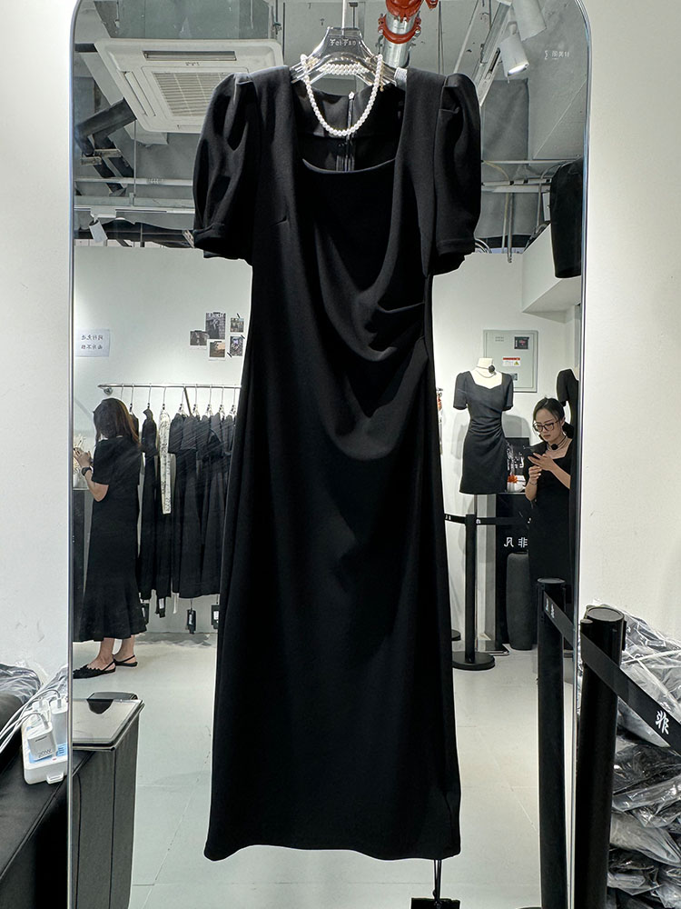 非凡6695法式赫本风气质小黑长裙女夏天新款显瘦方领褶皱连衣裙