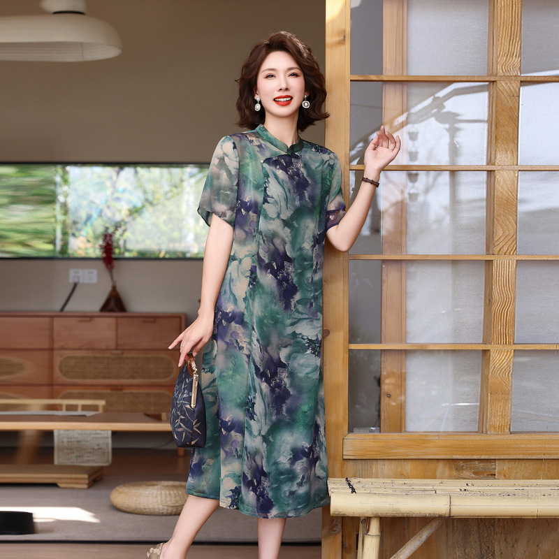 今年流行的新中式连衣裙中年女人印花中长裙40一50-60岁改良旗袍.