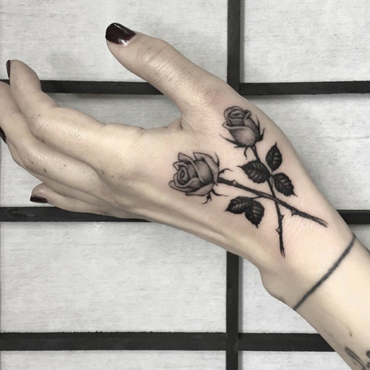 纹身手背花朵
