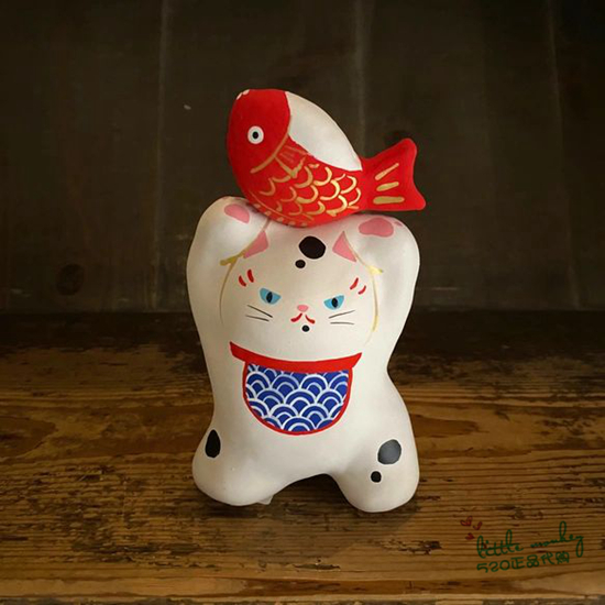 日本代购 猫咪 举着红稠鱼 匠人手工 可爱张子和纸公仔日式摆件