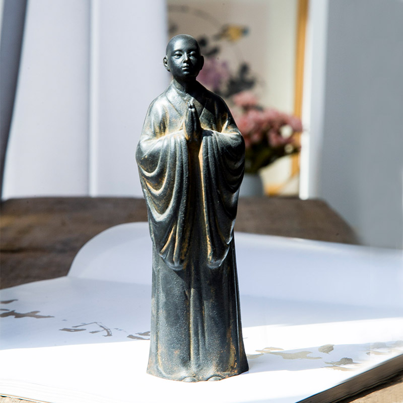 禅意中式双手合十僧侣小和尚阿弥陀佛桌面摆件纯手工仿铸铁工艺品