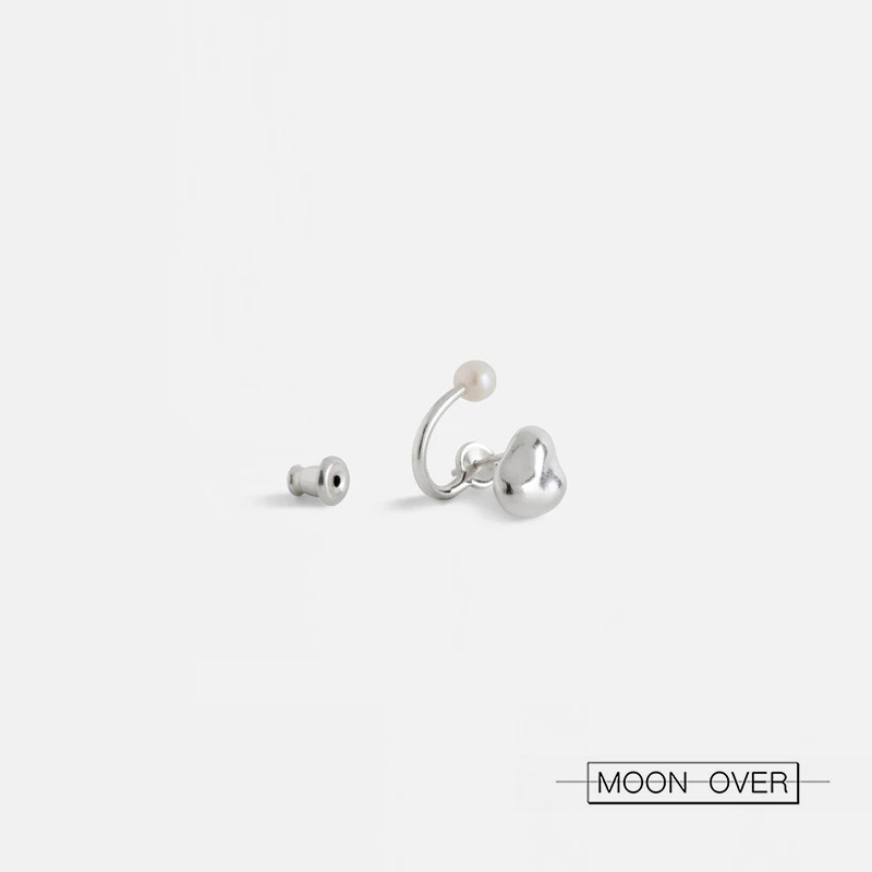 MOON OVER 爱心双面耳钉设计师冷淡白底简约精巧珍珠后挂式耳环