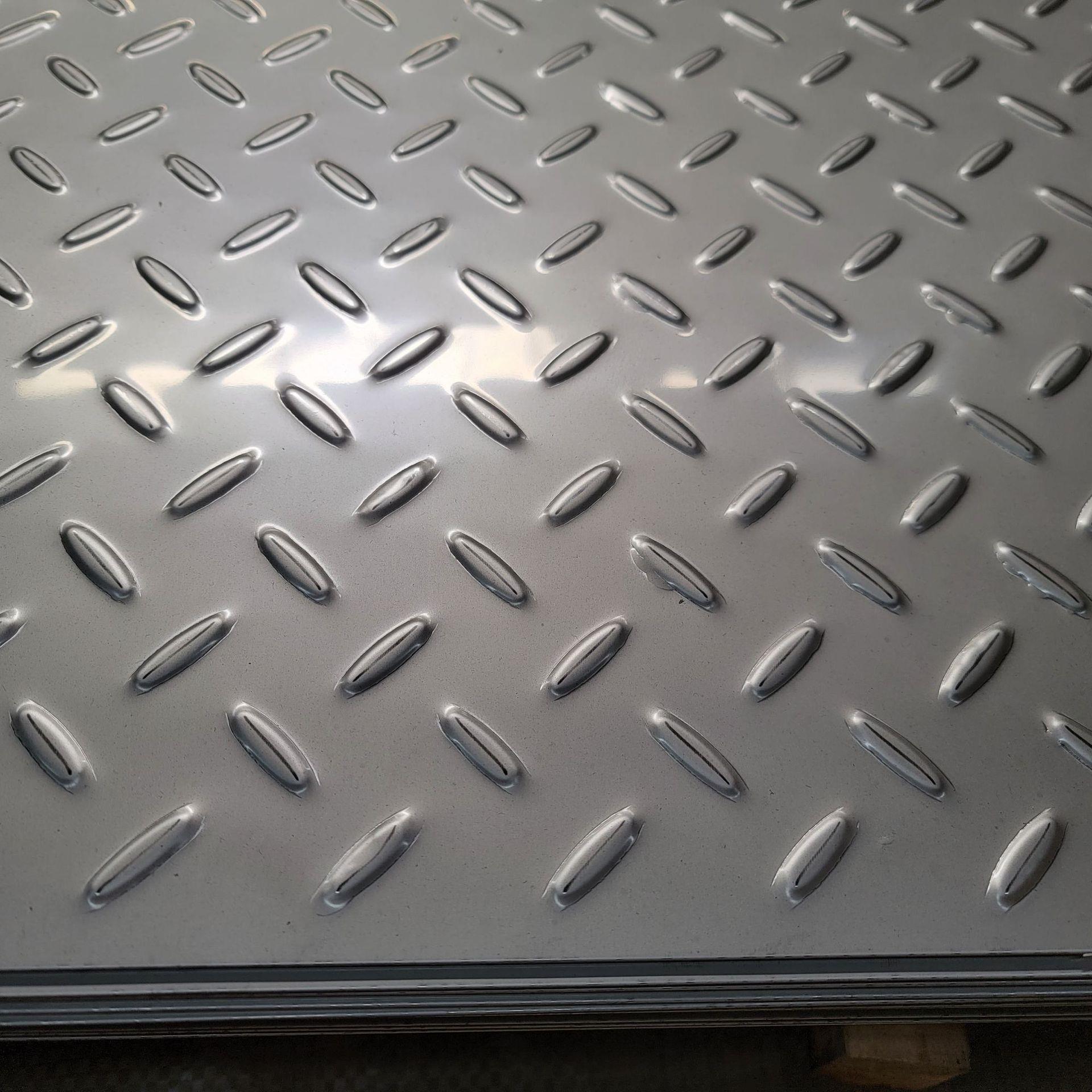 贵州201不锈钢花纹板 防滑抛光板选择中奎钢业您的优质供应商