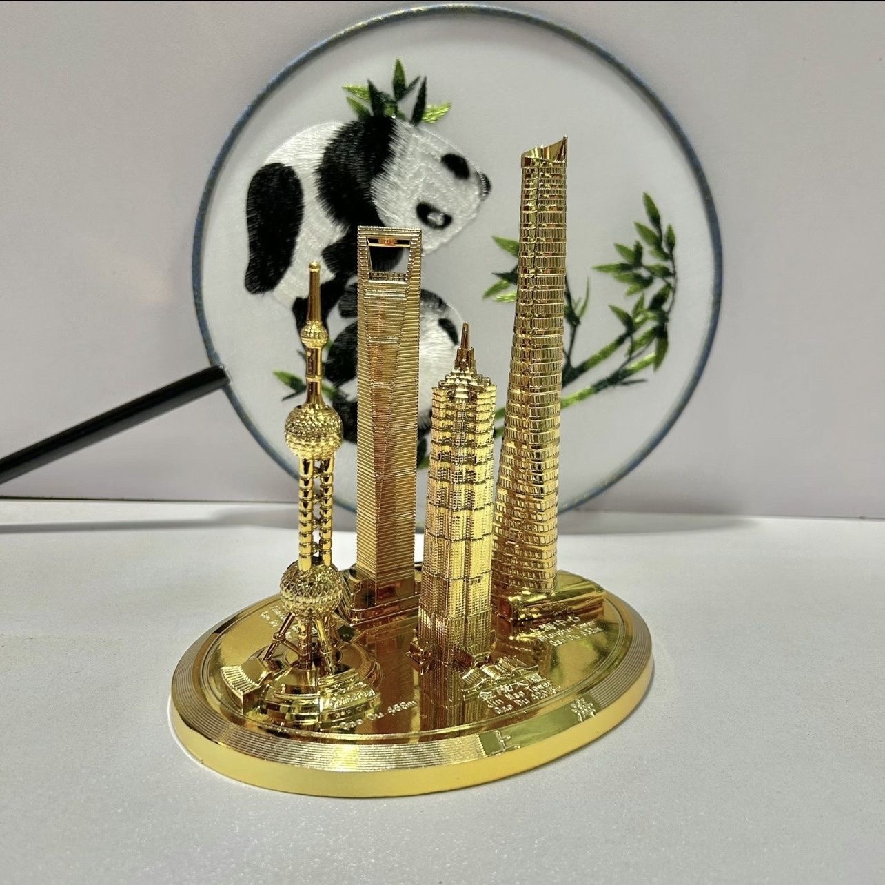 上海旅游纪念品东方明珠金茂大厦环球金融中心金属建筑模型摆件。