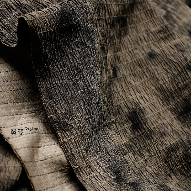 复古做旧棕褐树皮纹理压褶皱条纹提花布料创意高档礼服设计师面料