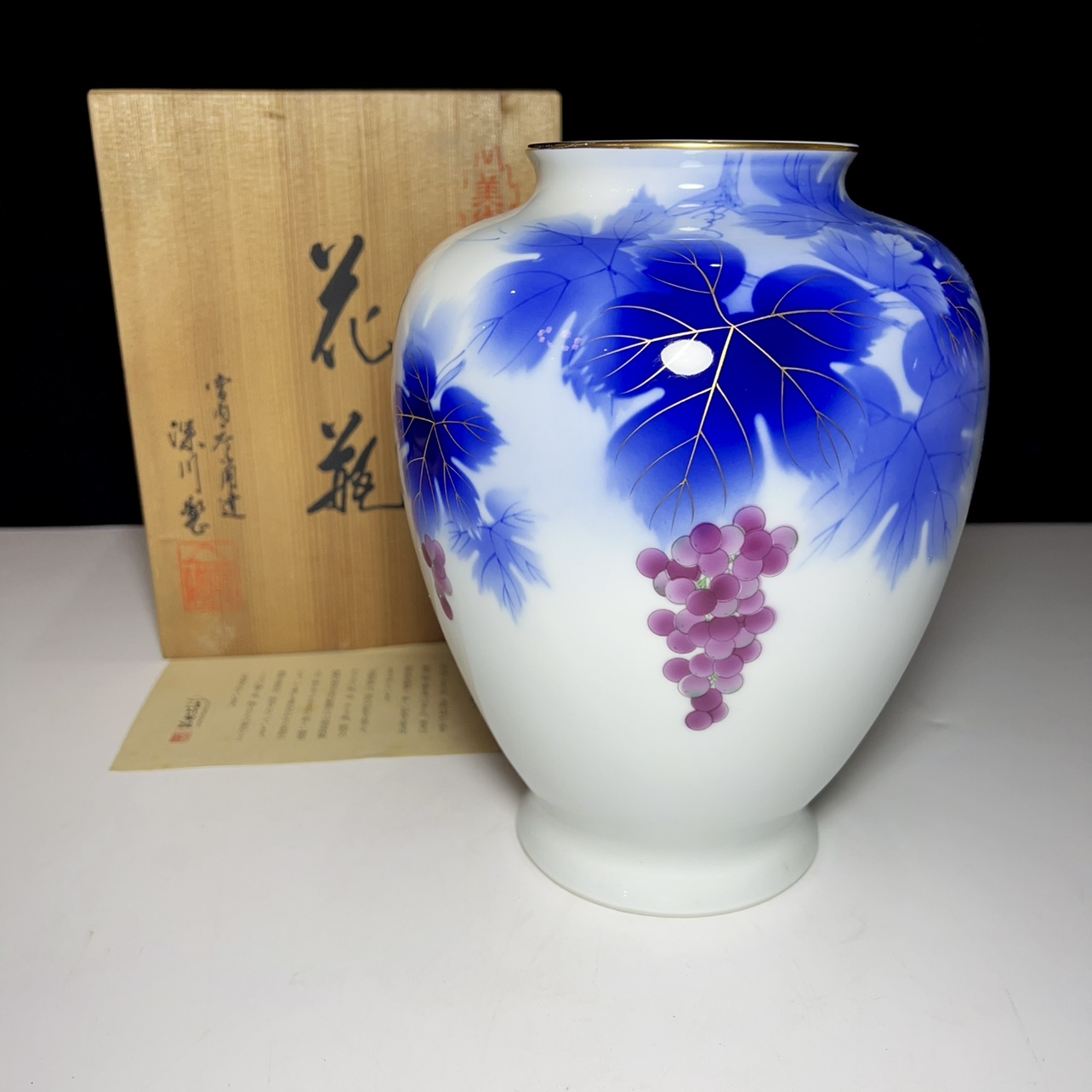 日本回流深川制葡萄纹描金花瓶