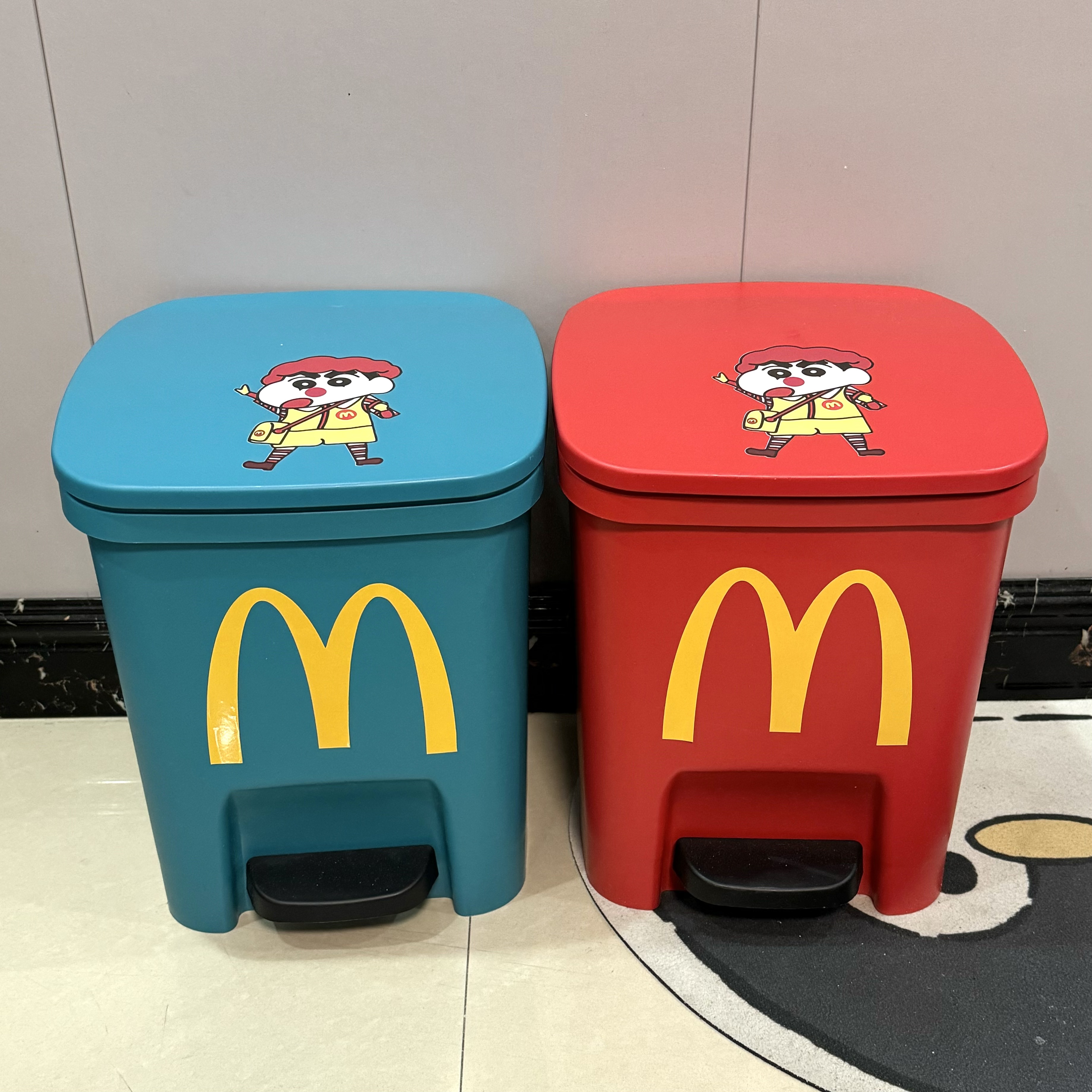 蜡笔小新麦当劳红色垃圾桶卡通家用脚踏脚踩创意带盖大号容量儿童